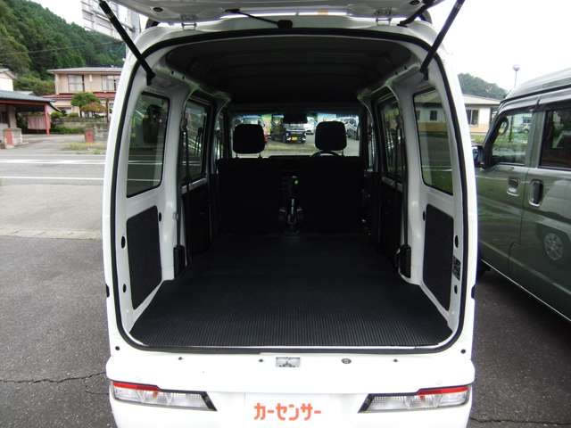 Daihatsu Hijet Cargo 7