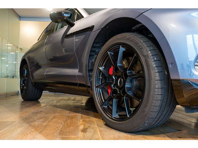 Aston Martin DBX 11
