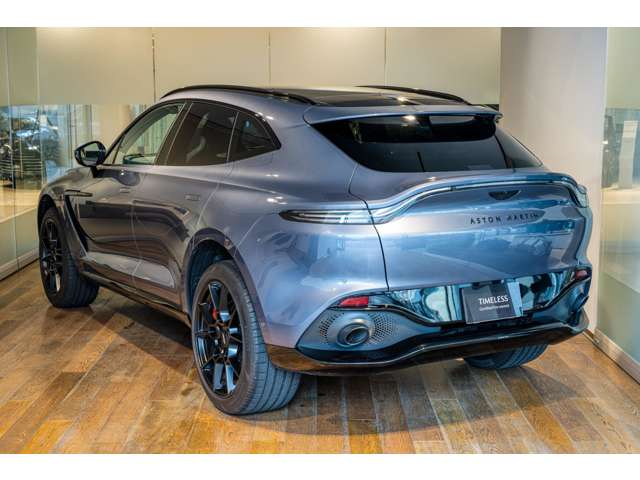 Aston Martin DBX 4