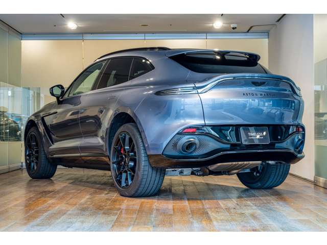 Aston Martin DBX 8