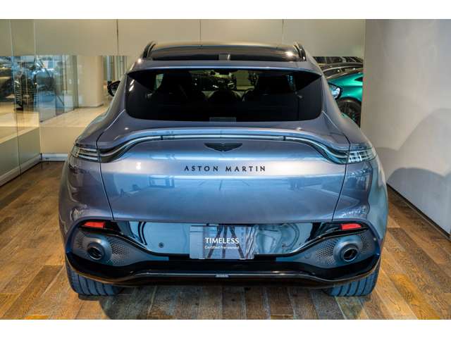 Aston Martin DBX 9