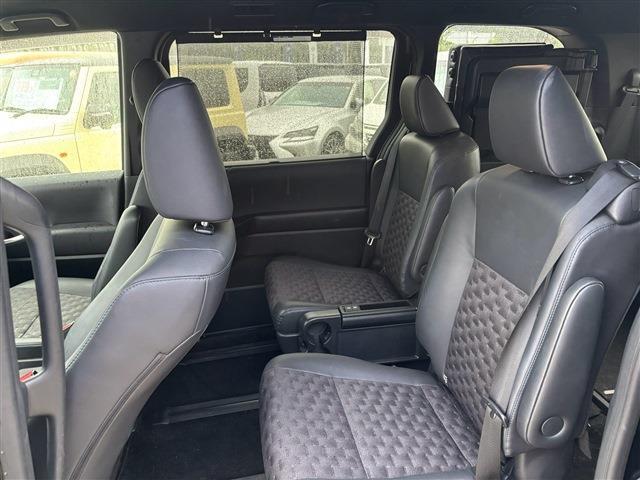 Toyota Voxy 6