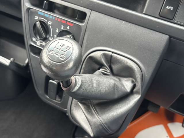 Daihatsu Hijet Deck Van 11