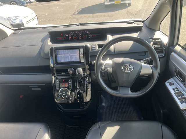 Toyota Voxy 11