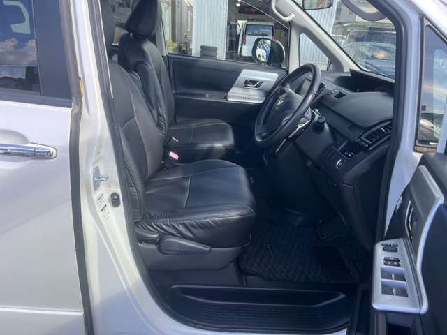 Toyota Voxy 12