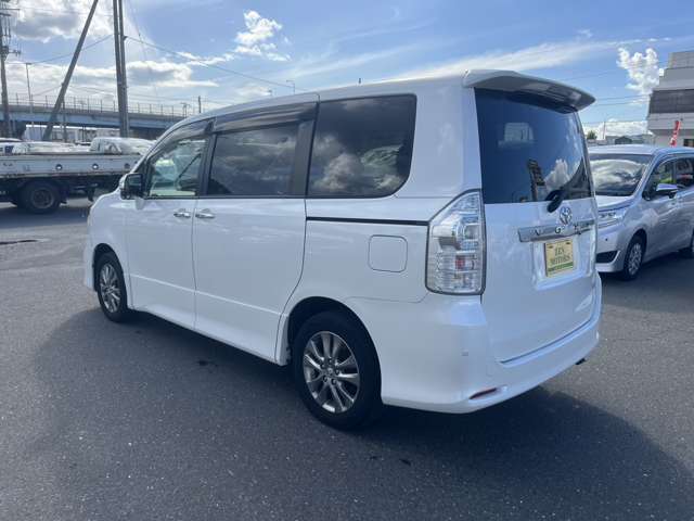 Toyota Voxy 4