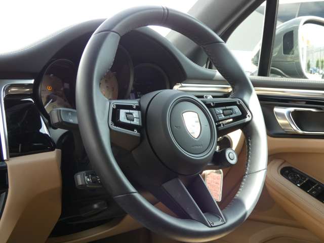Porsche Macan 8