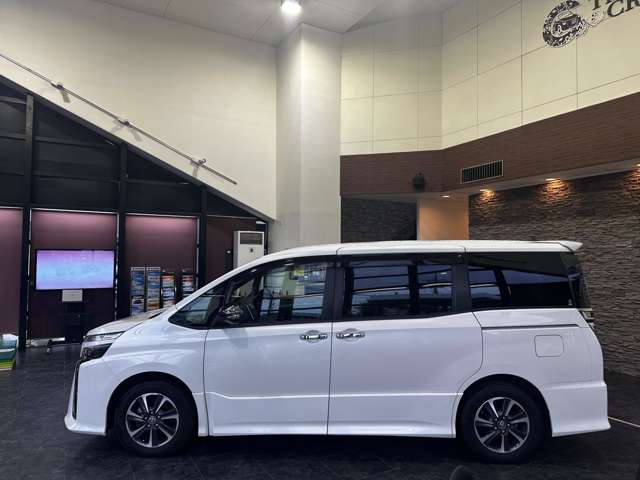 Toyota Voxy 11