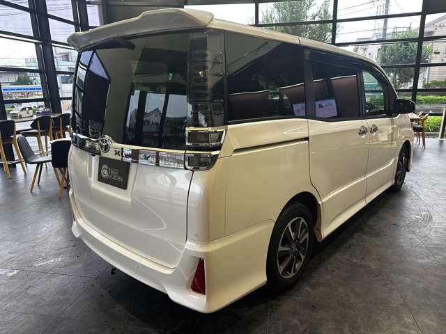 Toyota Voxy 8