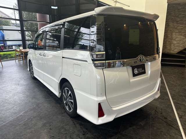 Toyota Voxy 10
