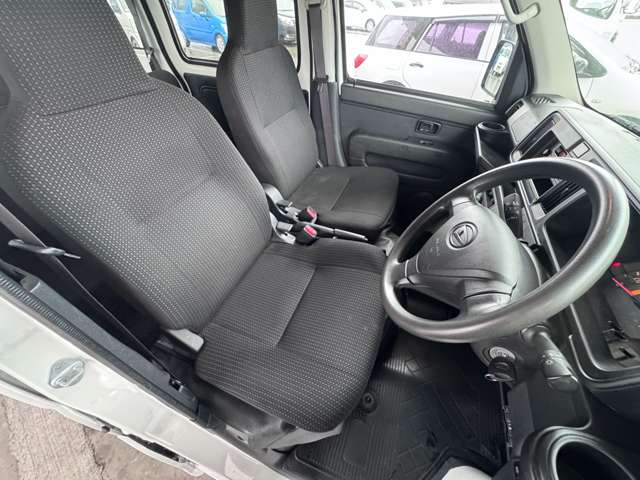 Daihatsu Hijet Cargo 11