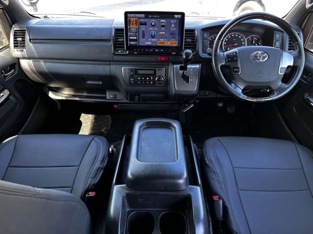 Toyota Hiace Van 7