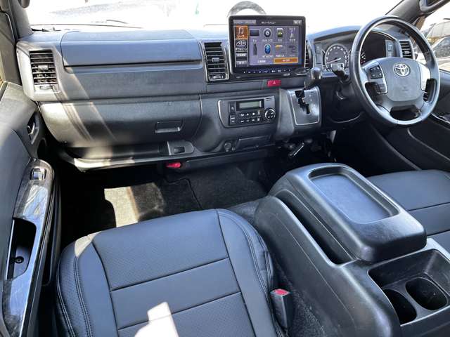 Toyota Hiace Van 8