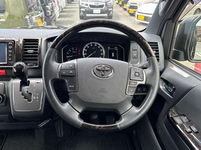 Toyota Hiace Van 11