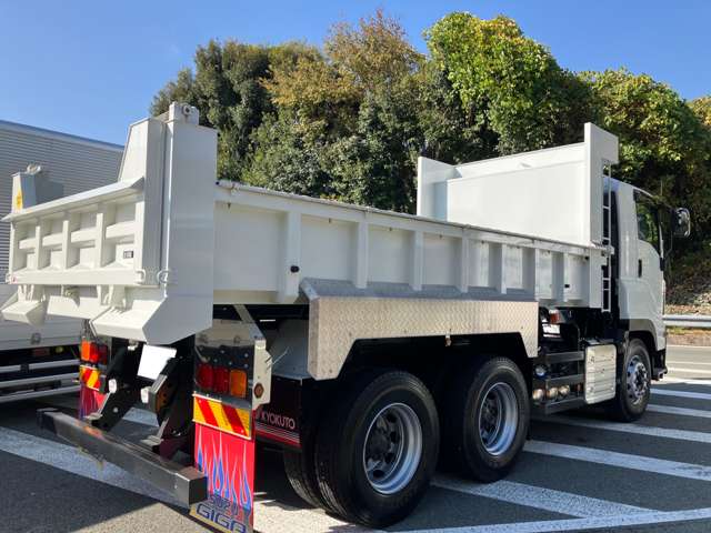 Isuzu Giga 4