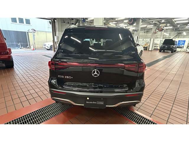 Mercedes-Benz EQB 8