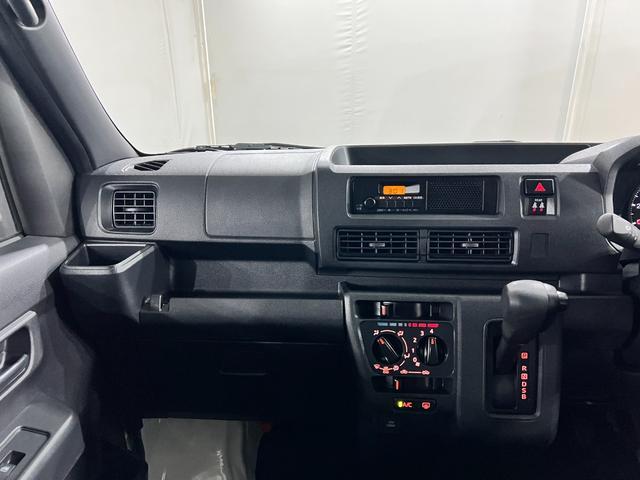 Daihatsu Hijet Cargo 6