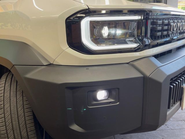 Toyota Land Cruiser FJ 12