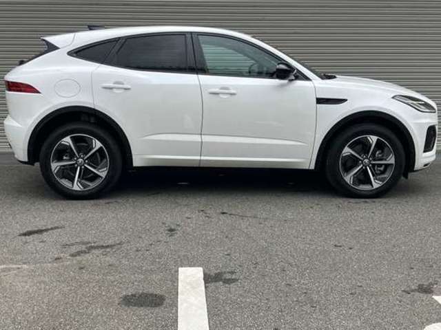 Jaguar E-Pace 11