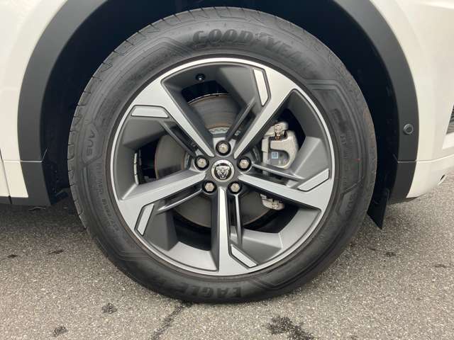 Jaguar E-Pace 8