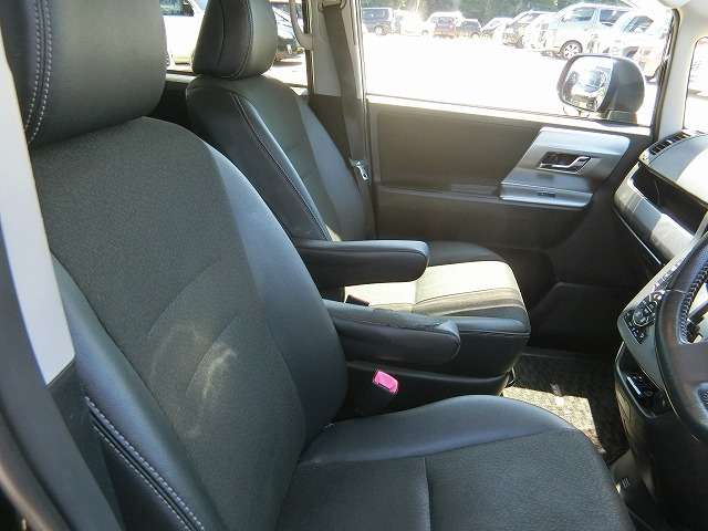 Toyota Voxy 11