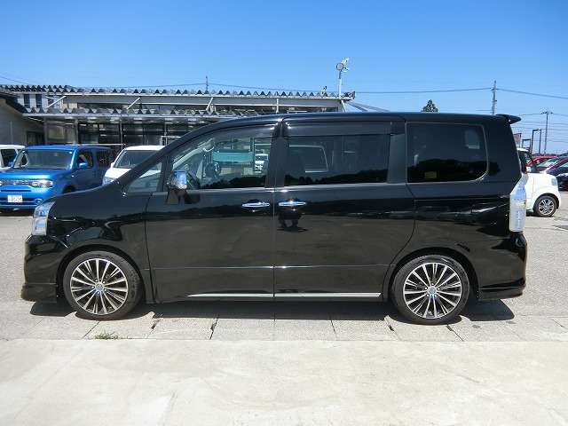 Toyota Voxy 3