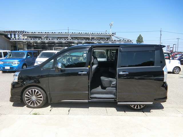 Toyota Voxy 4