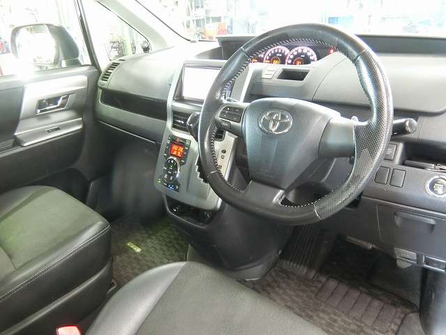 Toyota Voxy 10