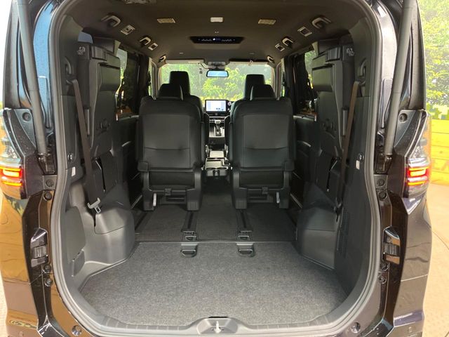 Toyota Voxy 11