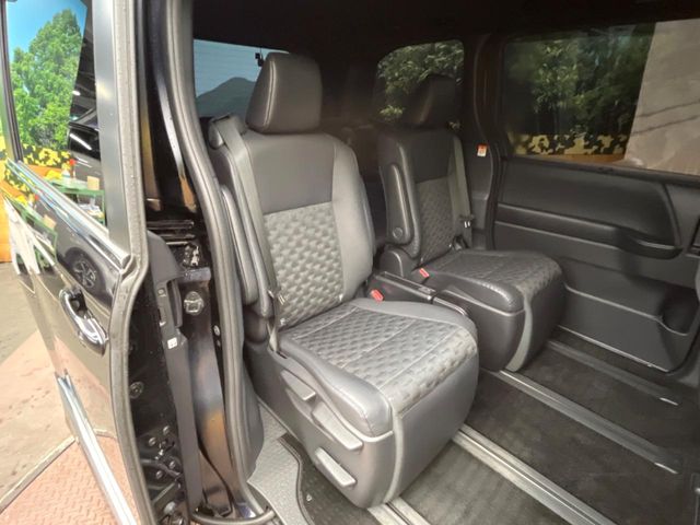 Toyota Voxy 9