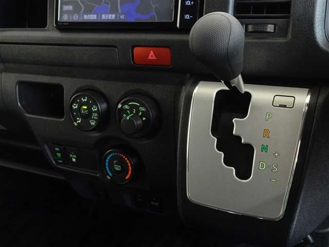 Toyota Hiace Commuter 12