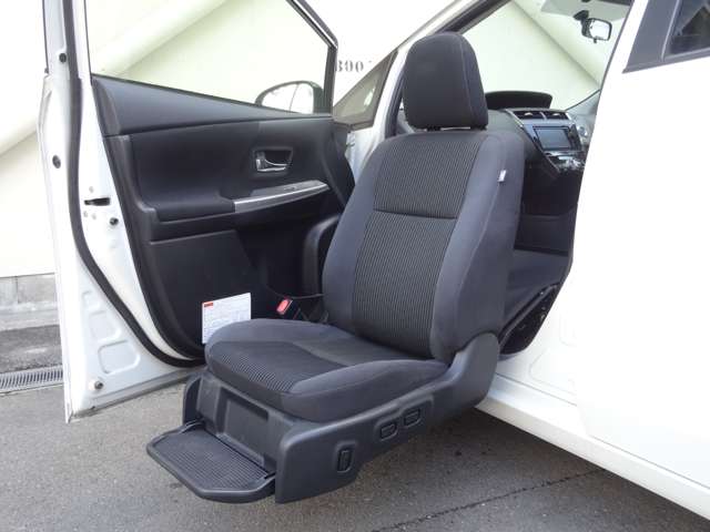 Toyota Prius α 11