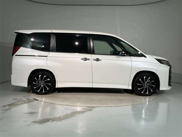 Toyota Noah 3