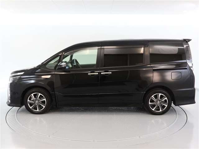 Toyota Voxy 3