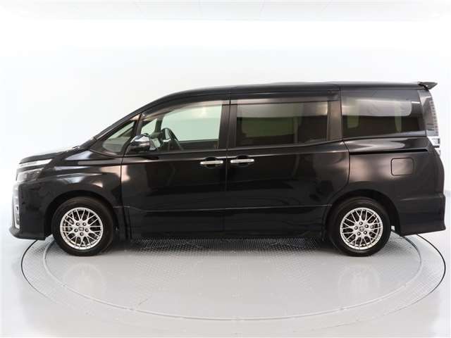 Toyota Voxy 3