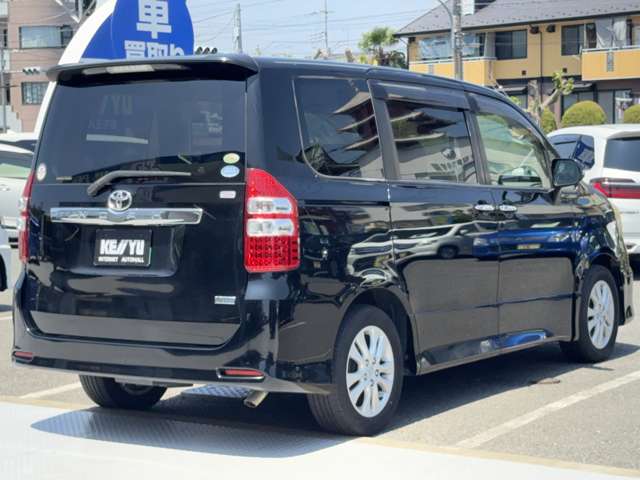 Toyota Noah 6