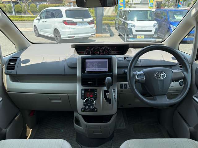 Toyota Noah 7