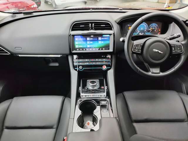 Jaguar F-Pace 2
