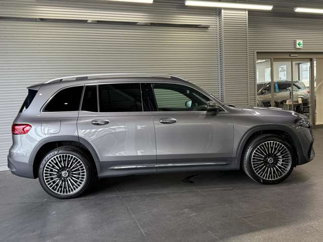 Mercedes-Benz EQB 8
