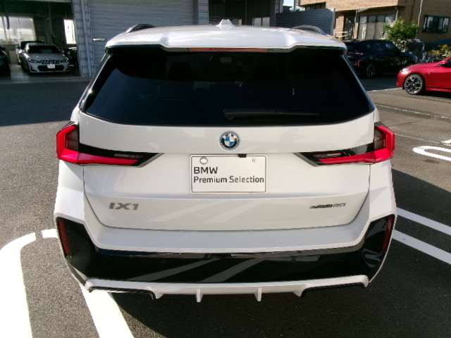 BMW iX1 11