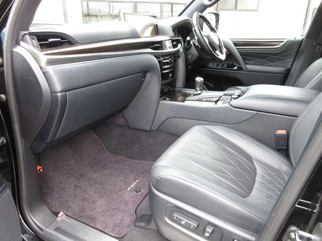 Lexus LX 8