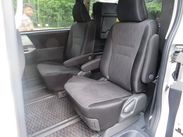 Toyota Voxy 11