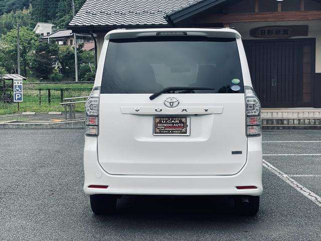 Toyota Voxy 3