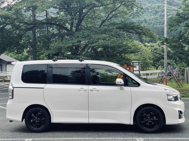 Toyota Voxy 4