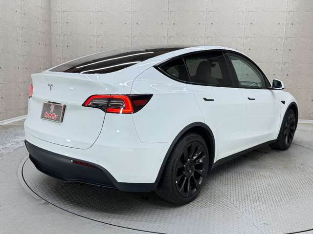 Tesla Model Y 4