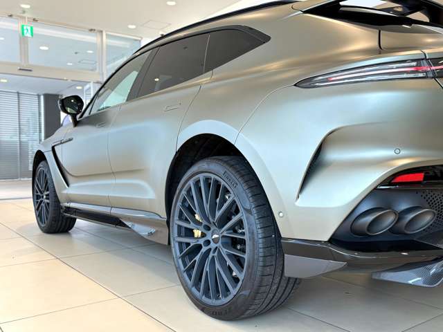 Aston Martin DBX 11