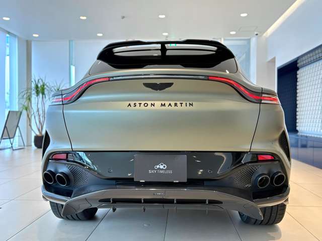 Aston Martin DBX 12
