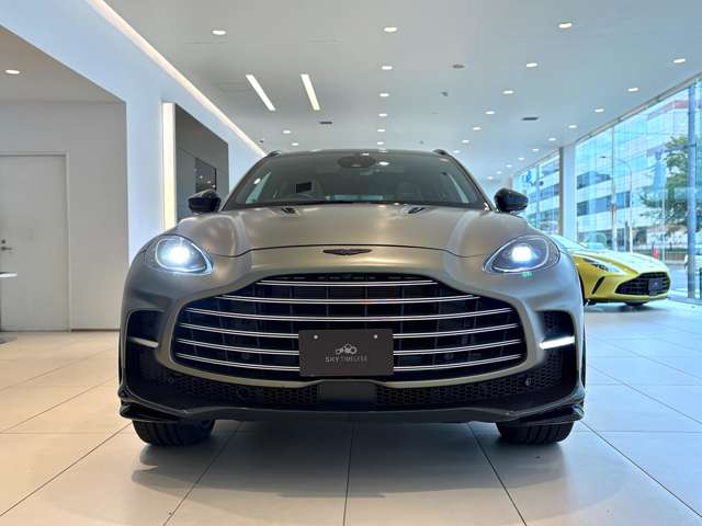 Aston Martin DBX 6
