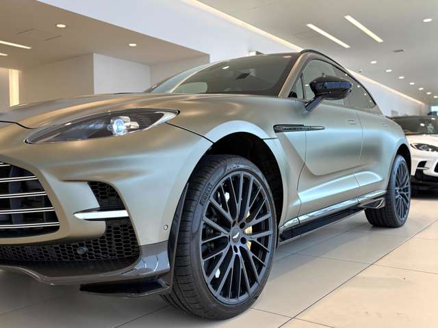 Aston Martin DBX 8