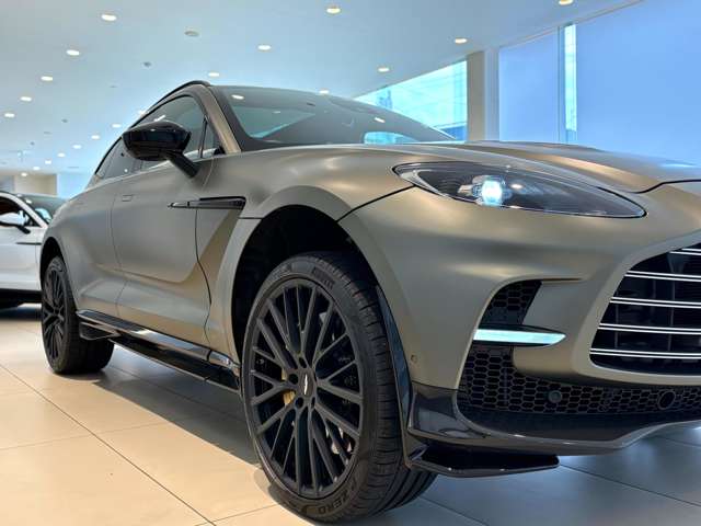 Aston Martin DBX 9